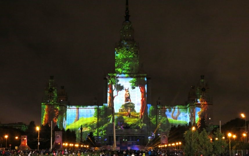 Cercle de lumière : les façades historiques de Moscou se transforment en toile (PHOTOS, VIDEOS)