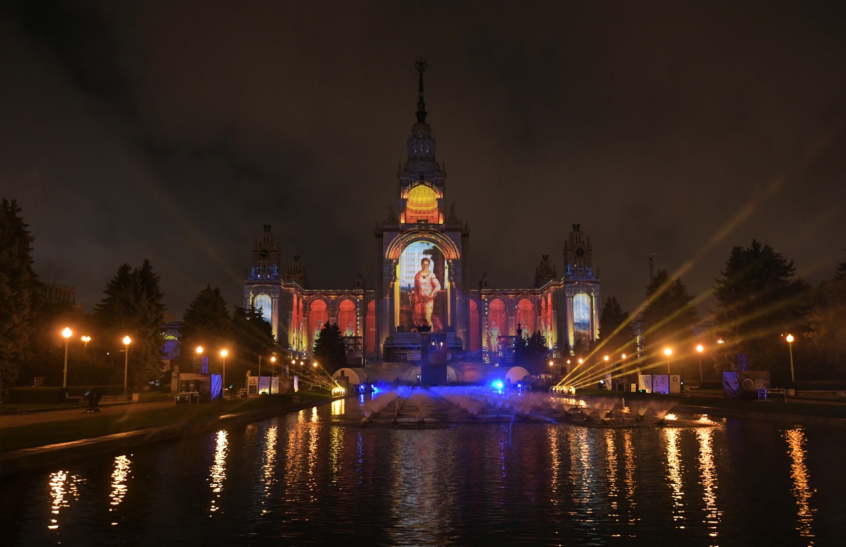 Cercle de lumière : les façades historiques de Moscou se transforment en toile (PHOTOS, VIDEOS)