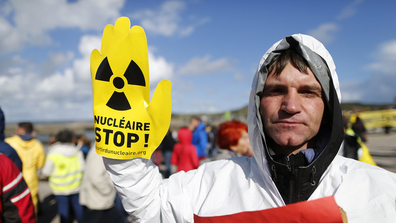 Nucléaire : plusieurs milliers de personnes manifestent contre l'EPR de Flamanville (PHOTOS, VIDEOS)