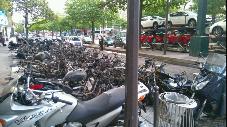 Incendie d'un parking deux-roues à Paris : 52 scooters et motos partent en fumée