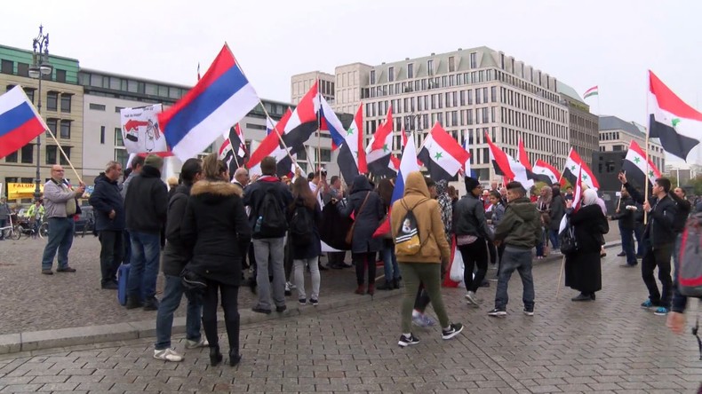 Berlin : des dizaines de manifestants défendent Assad près de l’ambassade des Etats-Unis (VIDEO)