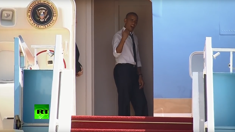 Bill Clinton fait perdre patience à Barack Obama sur le tarmac de l'aéroport (VIDEO)