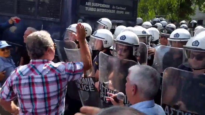 Grèce : la police utilise du gaz lacrymogène sur des manifestants retraités (IMAGES)