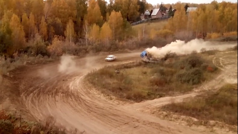 Pendant un rallye, une voiture sort de la piste et heurte violemment un poste de juges (VIDEO CHOC)