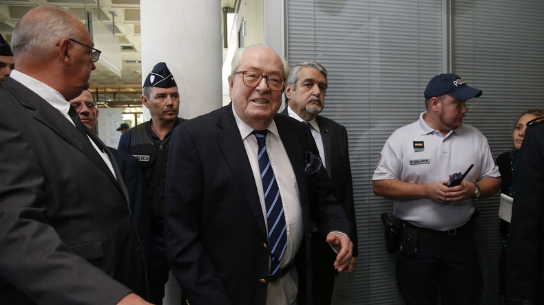 Jean-Marie Le Pen estime qu'il doit «redresser» le FN qui «dérive à gauche»