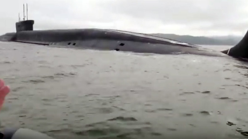 La prise du siècle ! Deux pêcheurs russes tombent nez à nez avec un sous-marin nucléaire (VIDEO)