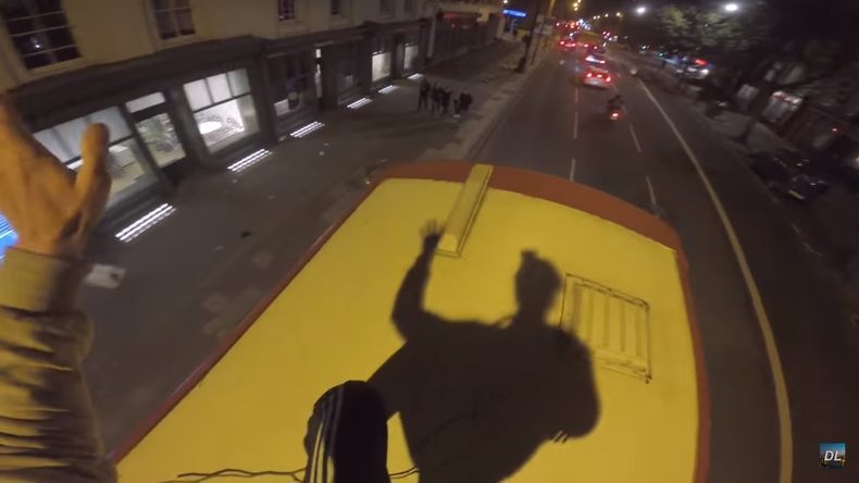 Londres : un jeune saute sur le toit d'un bus en mouvement ! (VIDEO)