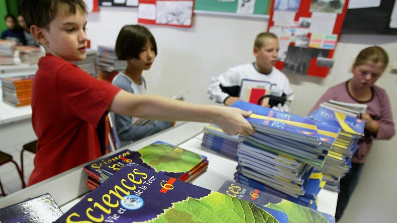 «Propagande» à l'école : cinq manuels qui ont fait scandale