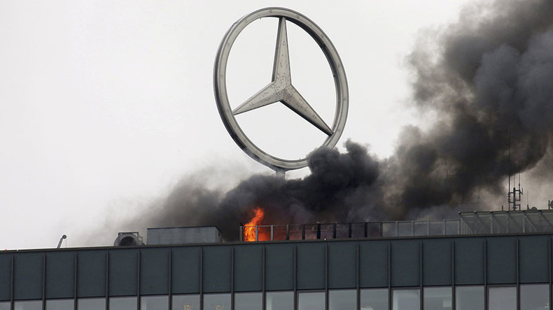 Un incendie est en cours sur le toit d'un immeuble iconique de Berlin (VIDEO)