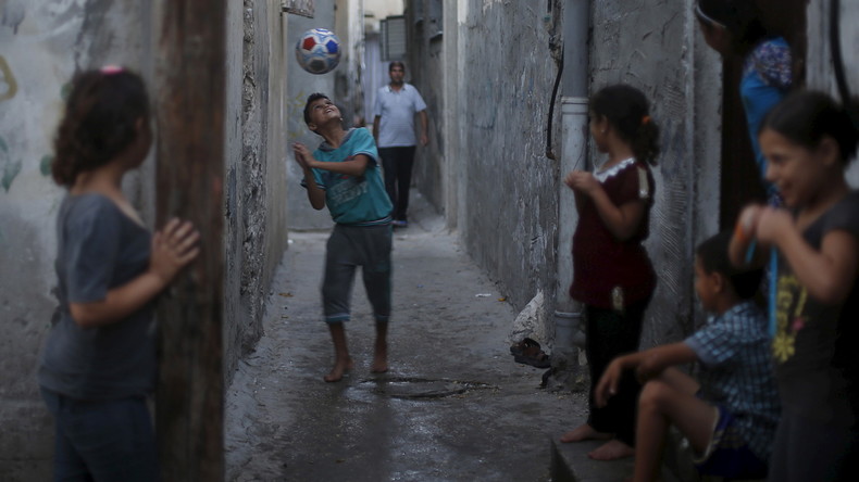 Des enfants palestiniens défilent contre le foot israélien dans les colonies