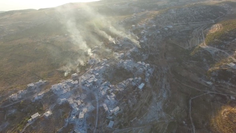 Dans l’œil d'un drone : l'armée syrienne lance des frappes sur les positions des terroristes (VIDEO)