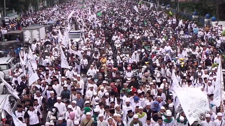 10 000 manifestants défilent contre le gouverneur chrétien de Jakarta (VIDEO)