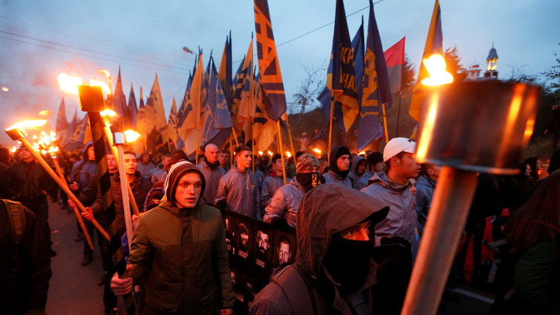 L’extrême-droite défile torche à la main pour la nation à Kiev