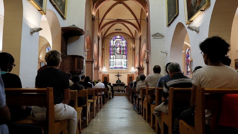 Un curé termine sa messe, enlève sa soutane puis se jette d’un viaduc de 61 mètres de haut