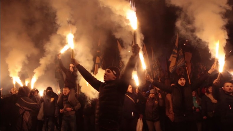 Entre torches et fumigènes, les nationalistes ont participé à la marche de la Nation à Kiev (IMAGES)