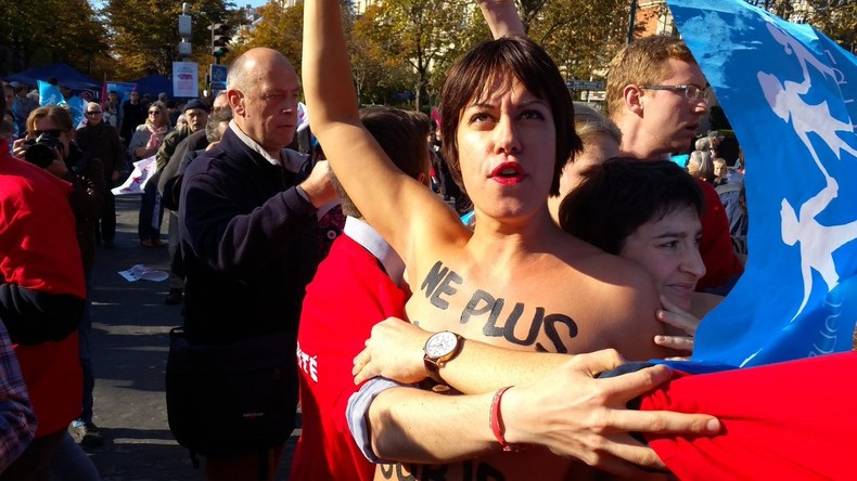 Manif pour tous : des activistes des Femen frappées et traînées à terre, six ont été interpellées