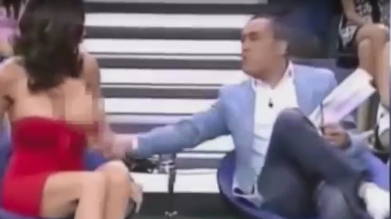 Espagne : un présentateur dévoile en direct le sein d'une star sans son consentement (VIDEO)