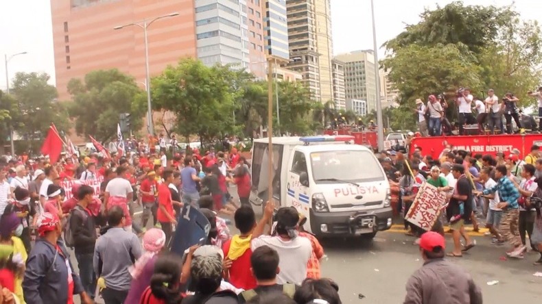 Philippines : Une manifestation dégénère, un camion de police roule sur la foule (IMAGES CHOQUANTES)