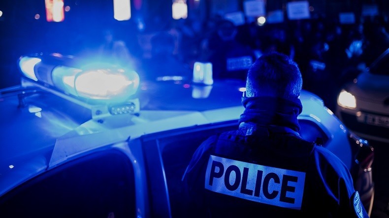 Face aux manifestations de policiers, Bernard Cazeneuve s'engage en faveur des forces de l'ordre