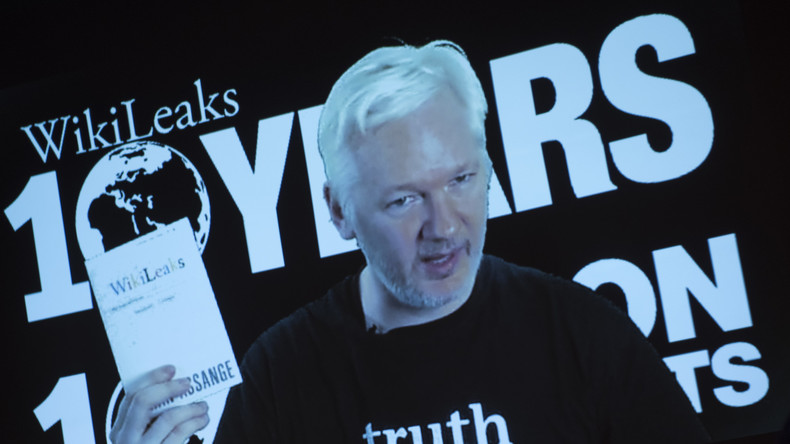 Un comédien canadien informe Julian Assange sur l'état du monde... par mégaphone