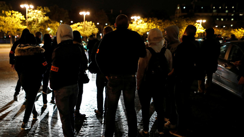 Paris : des centaines de policiers en colère manifestent pour le cinquième soir consécutif (IMAGES)
