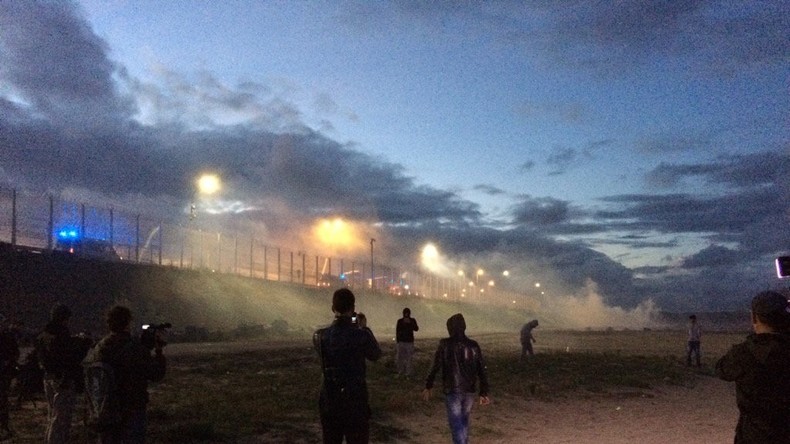 Calais : affrontements entre police et migrants en amont du démantèlement de la «Jungle» (VIDEO)