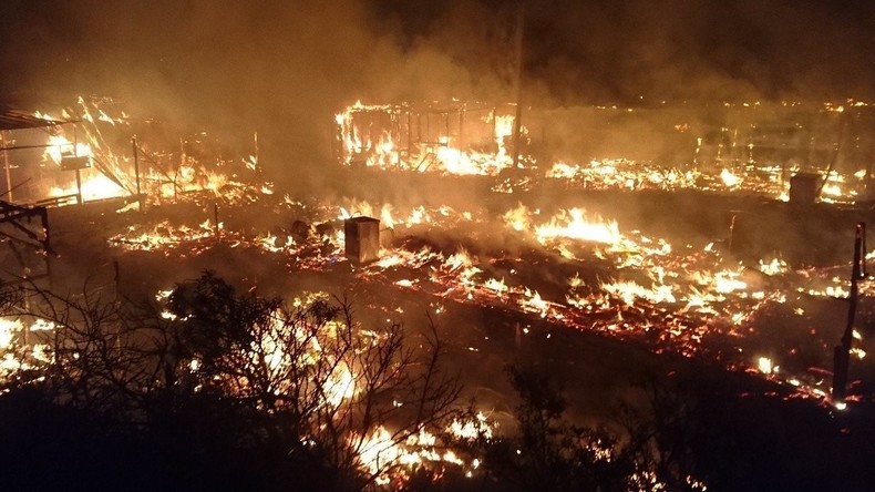 A l’issue du deuxième jour d’évacuation, un énorme incendie ravage la «Jungle» (PHOTOS, VIDEOS)