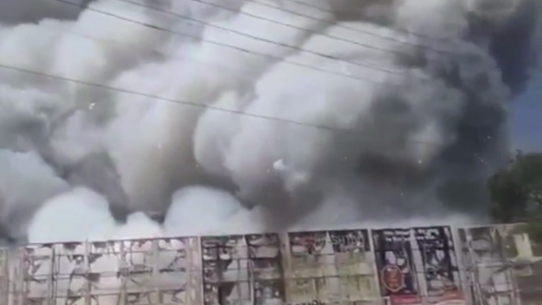 Inde : quand un dépôt de pétards prend feu, ça n’est pas discret (VIDEO)