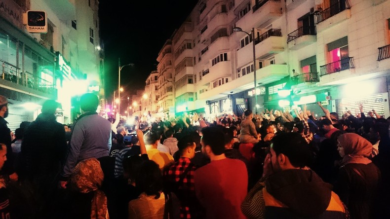 Des Marocains en colère descendent dans la rue après la mort d'un vendeur de poissons (IMAGES)