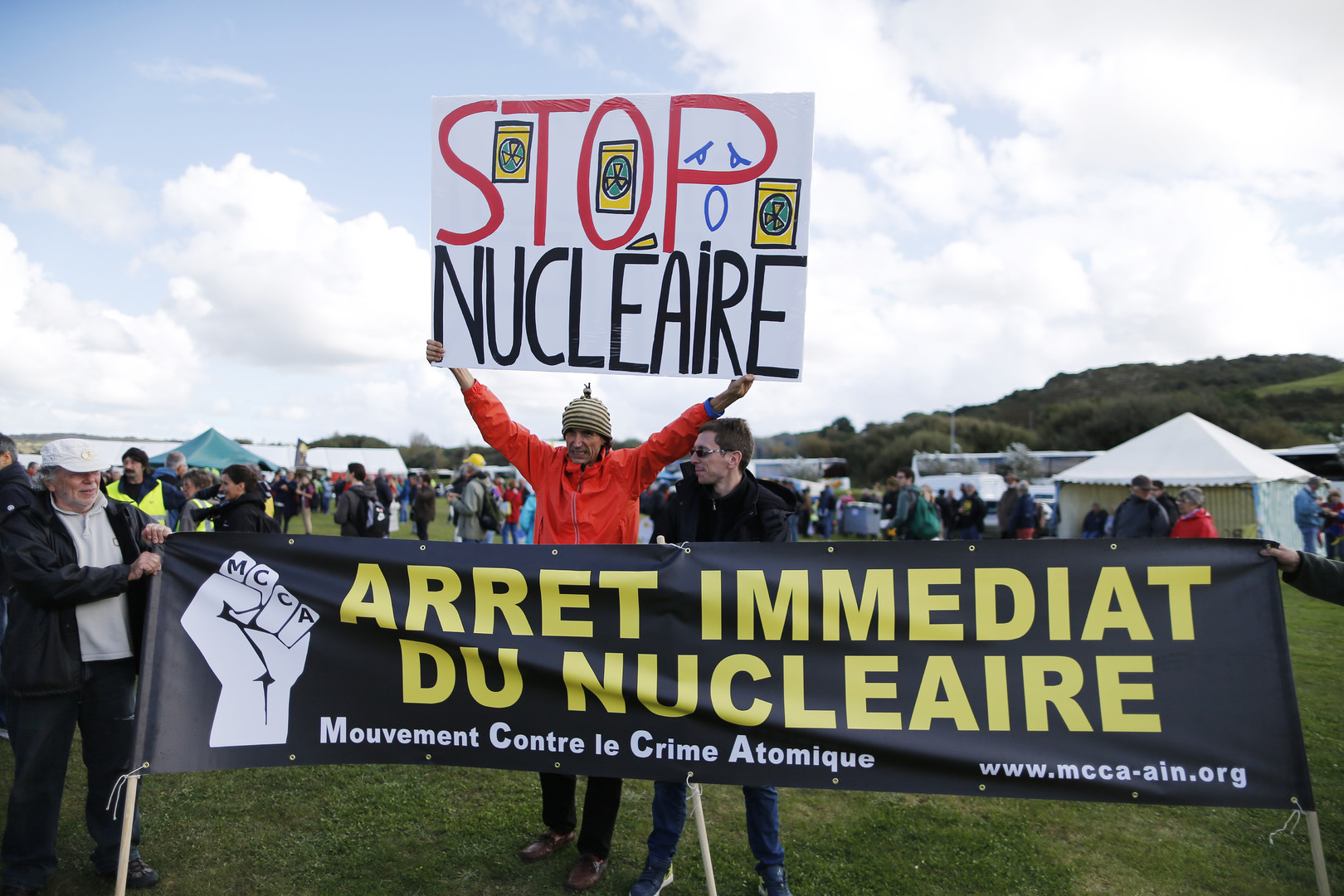 Nucléaire : plusieurs milliers de personnes manifestent contre l'EPR de Flamanville (PHOTOS, VIDEOS)