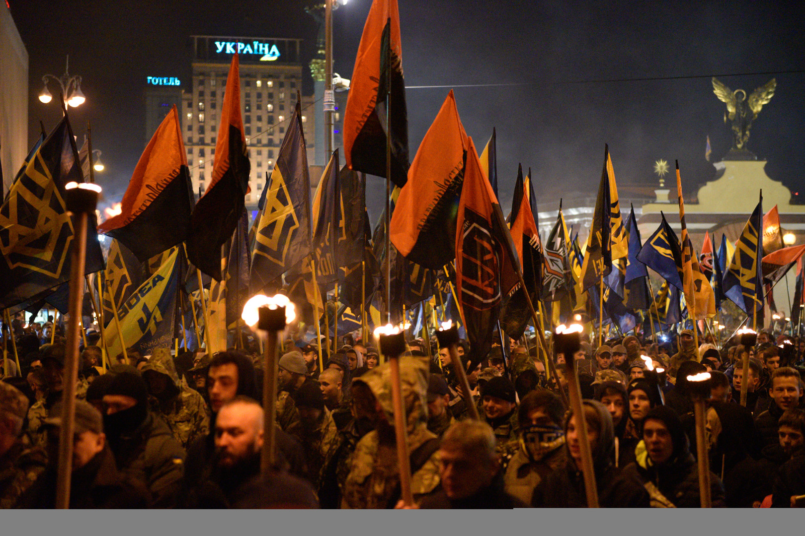 Entre torches et fumigènes, les nationalistes ont participé à la marche de la Nation à Kiev (IMAGES)