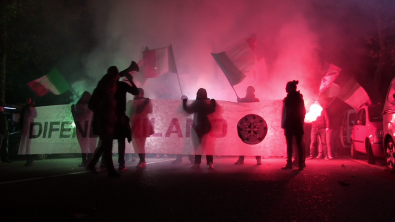 «Défendez Milan !» : les Italiens manifestent contre l’accueil des réfugiés (VIDEO)