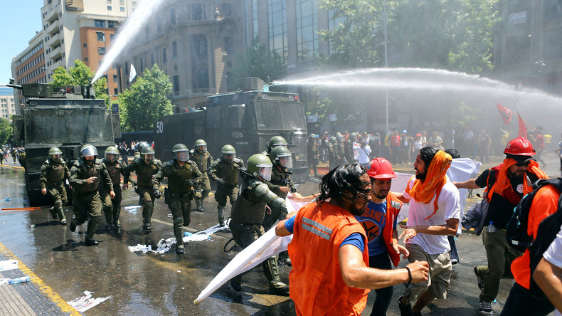 Violentes manifestations au Chili : la police réplique par des canons à eau et des gaz lacrymogènes