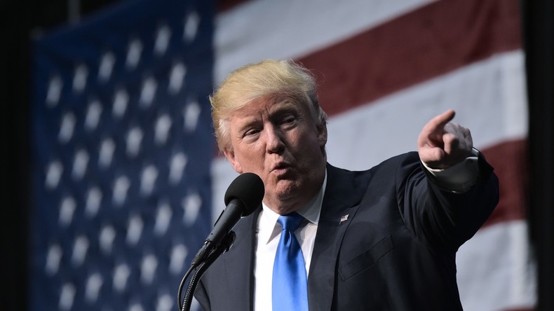 Emailgate : Trump accuse le directeur du FBI de chercher à protéger Clinton