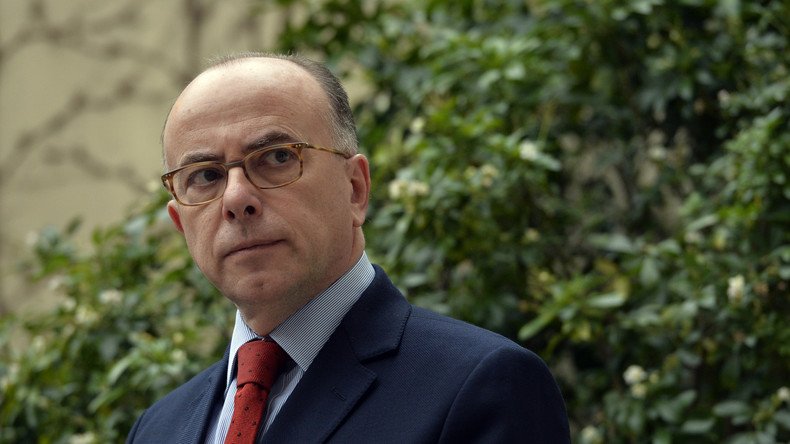 Bernard Cazeneuve s'engage à fournir de l'aide aux migrants qui retourneraient à Calais