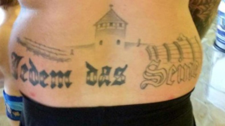 Allemagne : huit mois de prison ferme pour s'être montré avec le camp d'Auschwitz tatoué dans le dos