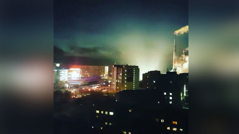 Russie : un incendie spectaculaire prive Mourmansk d'électricité (VIDEOS)