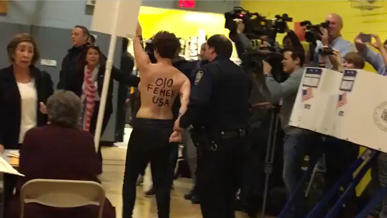 New York : des Femen font irruption dans le bureau de vote où Donald Trump était attendu (VIDEO)