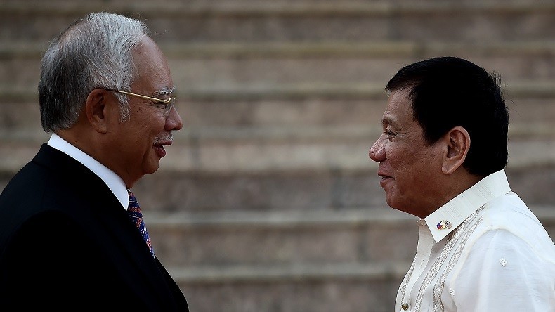 Rodrigo Duterte la joue sentimentale dans un karaoké avec le dirigeant de Malaisie (VIDEO)