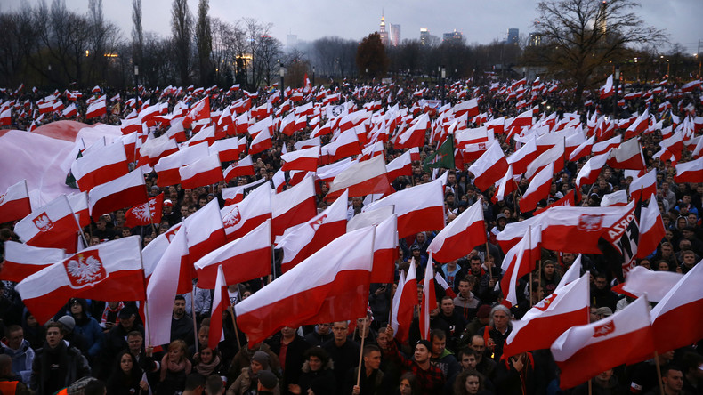 Drapeaux polonais à la main, des nationalistes défilent à Varsovie pour le jour de l’Indépendance