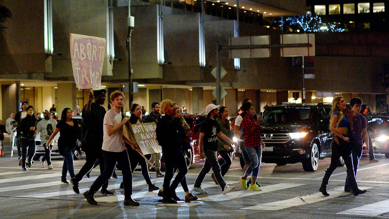 Portland : des coups de feu retentissent lors d'une manifestation anti-Trump, un blessé (VIDEO)