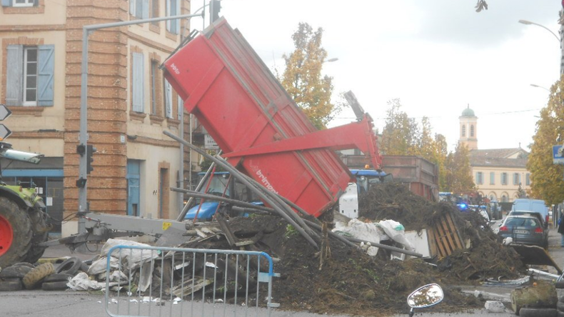 Gaz lacrymogène, lisier, canon à eau : les agriculteurs en colère manifestent à Montauban (IMAGES)