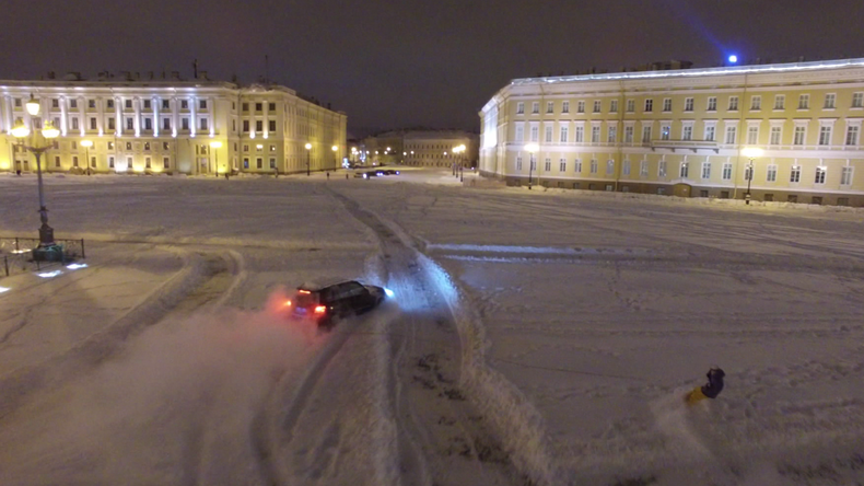 Du snowboard freeride en plein centre de Saint-Pétersbourg filmé depuis un drone (VIDEO)