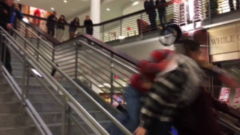 Un manifestant mis KO lors de son discours anti-Trump à l’université d’Ohio (VIDEO)