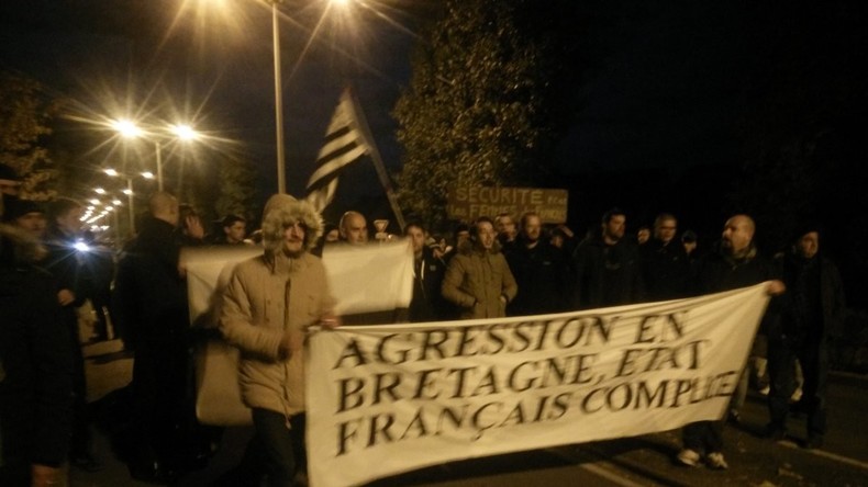 Morbihan : des manifestants identitaires forcent l'entrée d'un centre pour migrants (IMAGES)