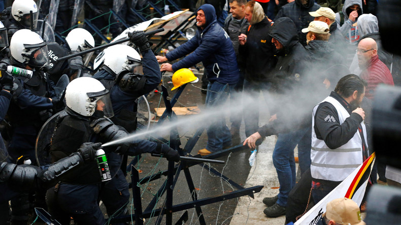 Les militaires belges manifestent pour leur retraite et affrontent la police à Bruxelles (IMAGES)