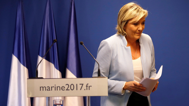 Photo de Clint Eastwood et cohue journalistique, Marine Le Pen a inauguré son siège de campagne