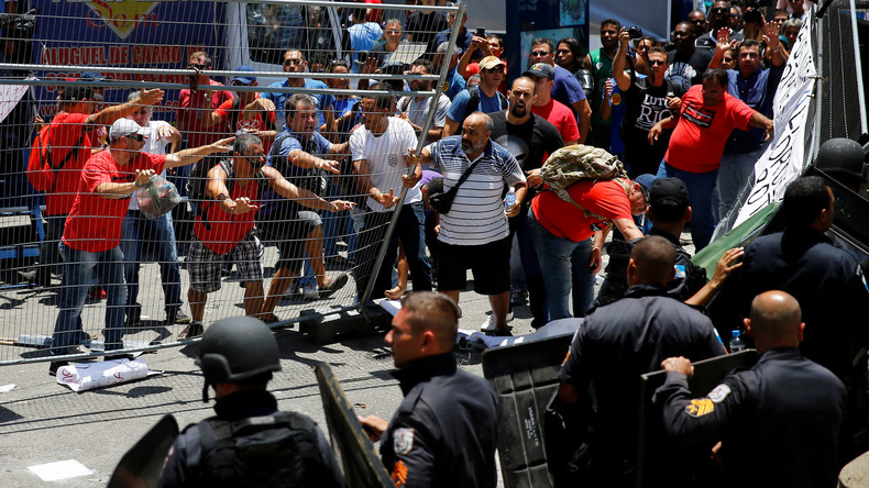 Brésil : des manifestants anti-austérité envahissent l'Assemblée législative de Rio (IMAGES)