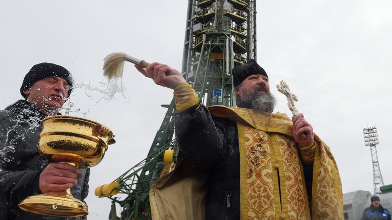 Un prêtre orthodoxe bénit la fusée Soyouz de Thomas Pesquet avant son départ (VIDEO)