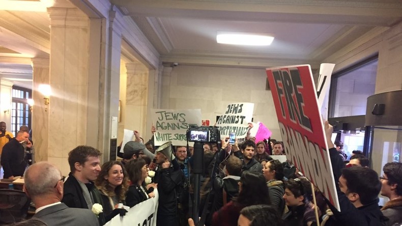 «Résistance juive» : quand des activistes investissent le bâtiment de l'équipe de Trump (IMAGES)